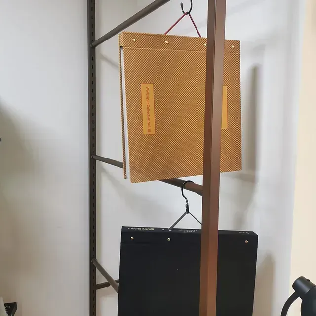 Un trozo de papel con la letra i cuelga de un gancho.