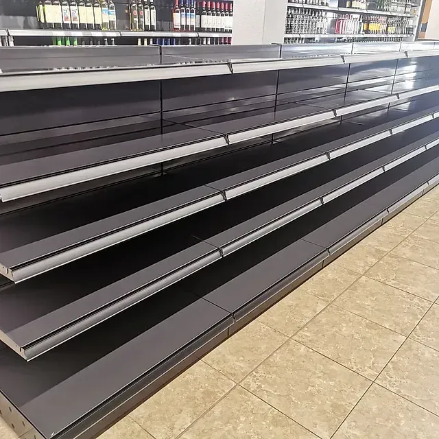 Una fila de estantes vacíos en una tienda.