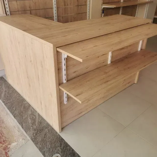 Un mostrador de madera con estantes adosados ​​a él en una habitación.