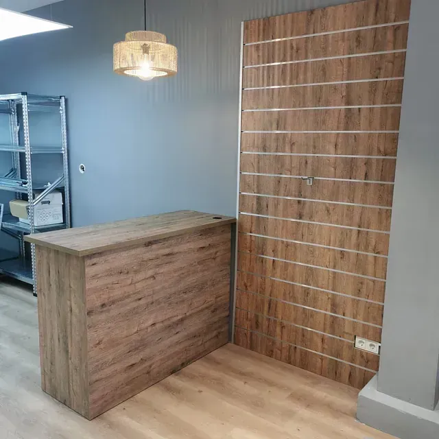 Un mostrador de madera en una habitación al lado de una pared de madera.