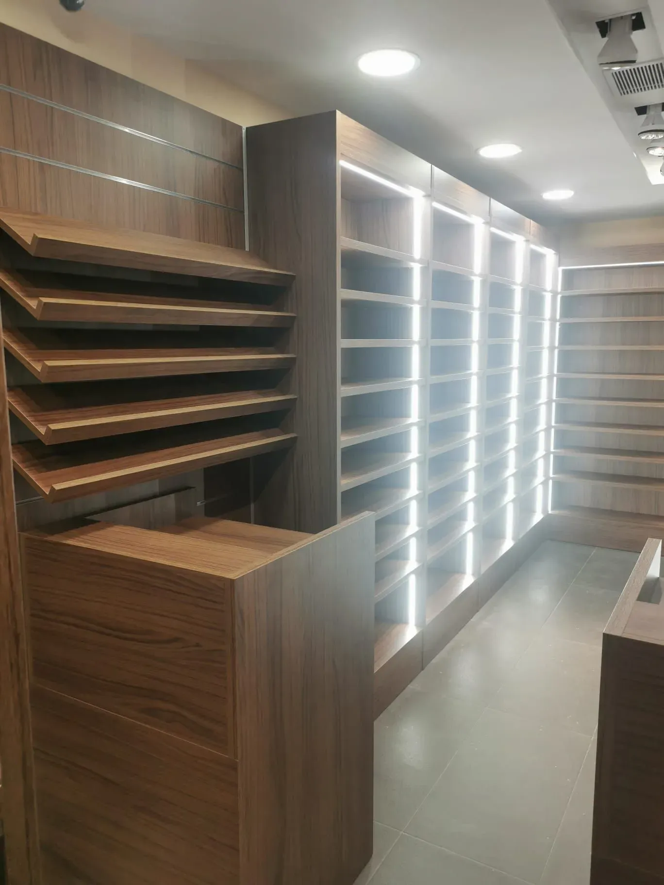 Una tienda con muchos estantes y un mostrador