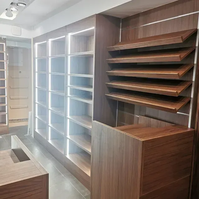 Una habitación con muchos estantes y un mostrador.