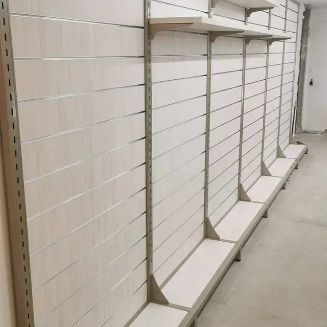 Una fila de estantes blancos contra una pared blanca