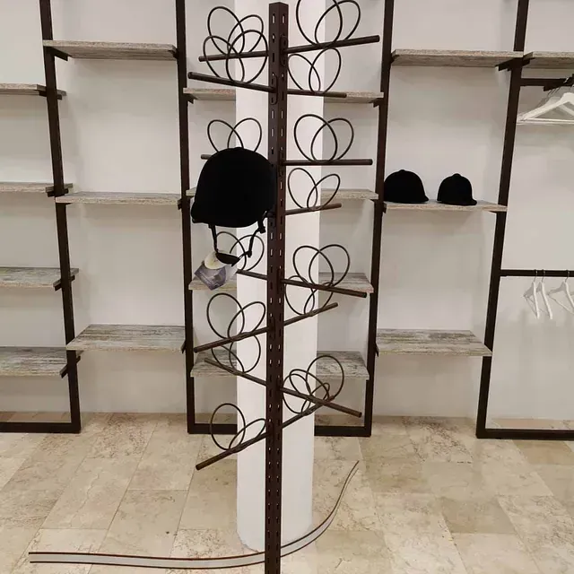 Un casco está colgado en un estante en una habitación.