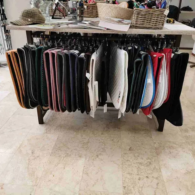 Una mesa con un montón de ropa colgada en ella