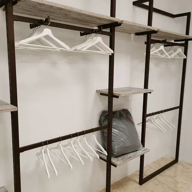 Un armario lleno de perchas y estantes.