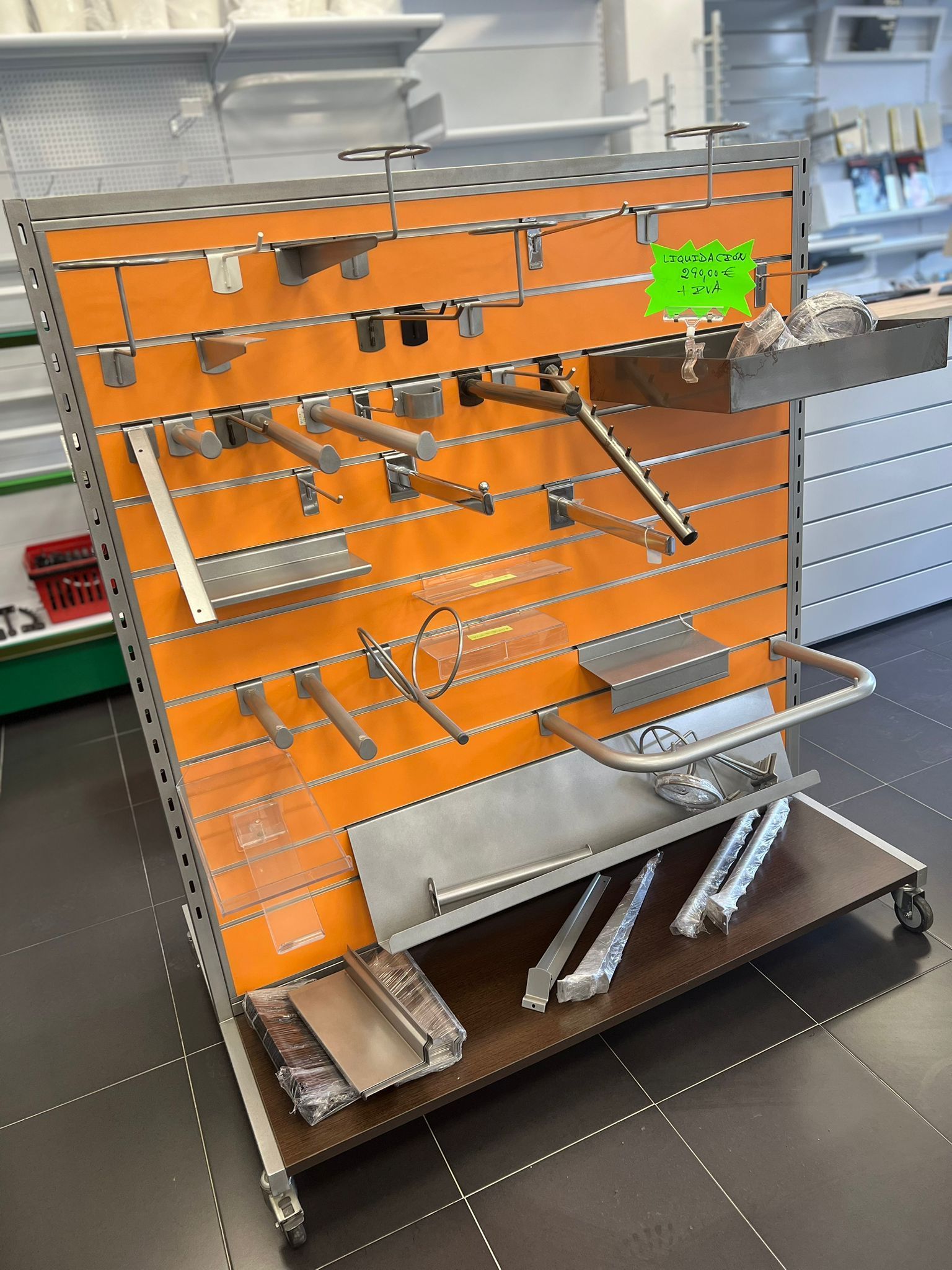 Un mostrador de madera está colocado sobre un suelo de baldosas en una tienda.