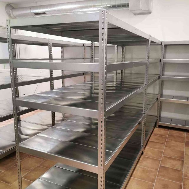 Una habitación llena de muchos estantes de metal