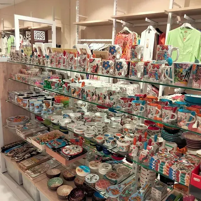 Una tienda llena de tazas y tazones