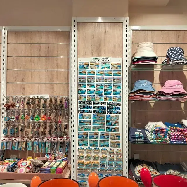 Una tienda llena de muchos artículos, incluidos sombreros.