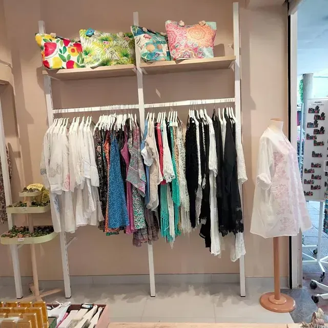 Un armario lleno de ropa y un maniquí.