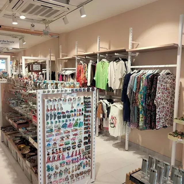 Una tienda llena de mucha ropa y accesorios.