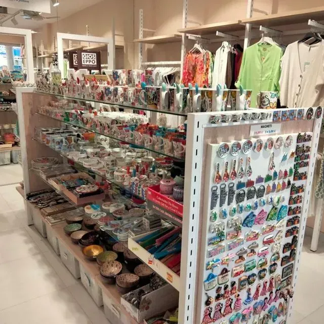 Una tienda llena de muchos artículos y ropa.