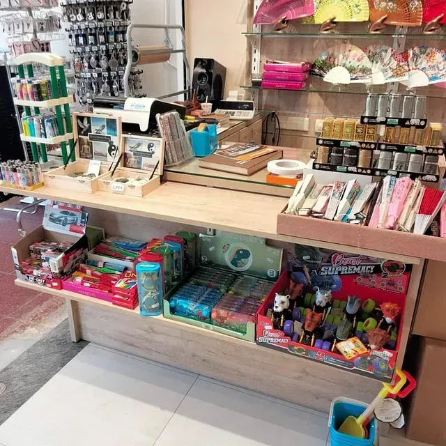 Una mesa en una tienda llena de muchos juguetes.