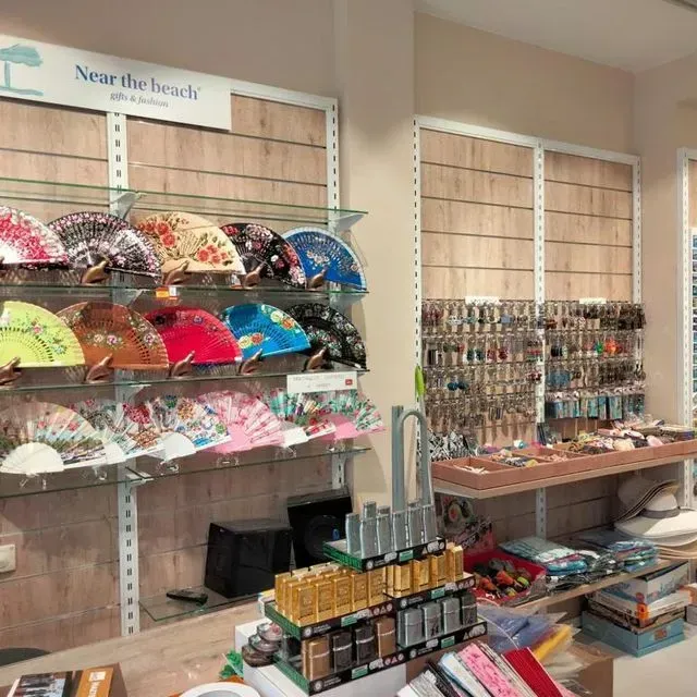 Una tienda con un cartel que dice cerca de la playa