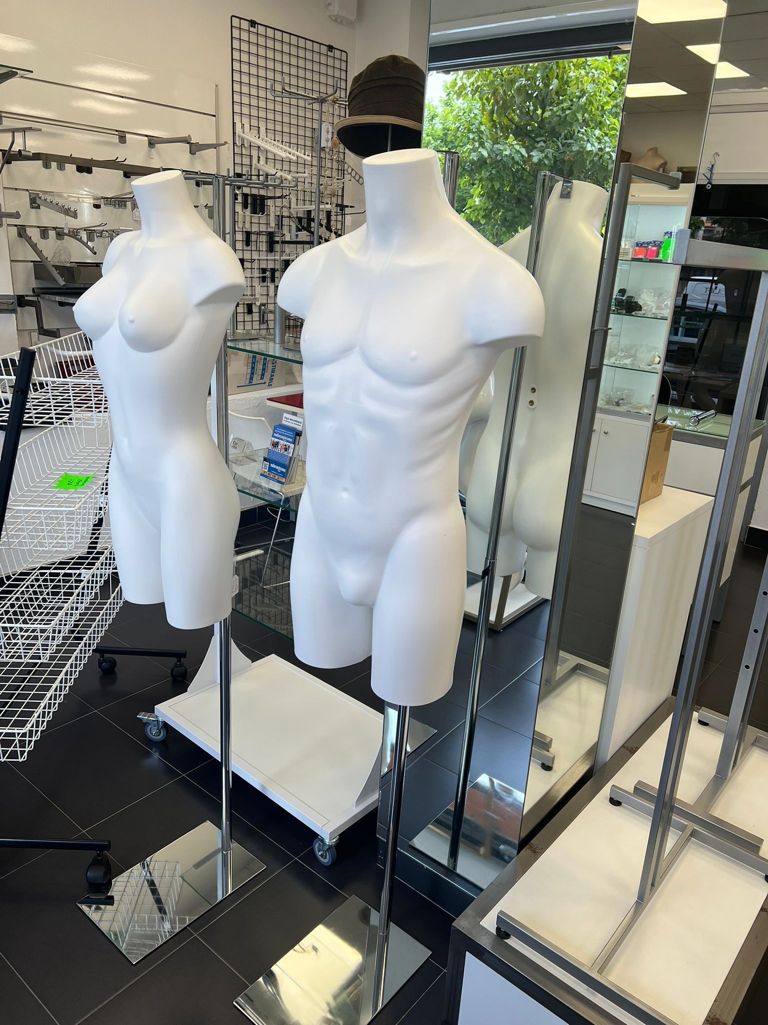 Un maniquí de hombre y una mujer se exhiben en una tienda.