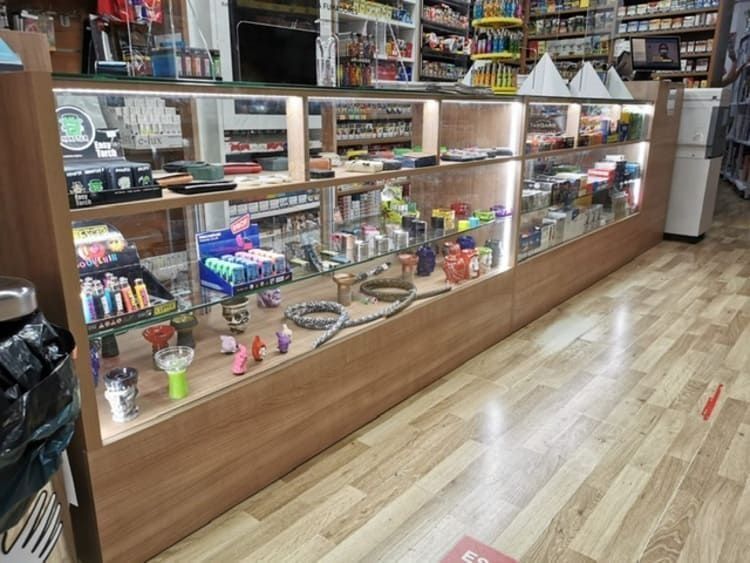 Una vitrina en una tienda llena de muchos artículos.