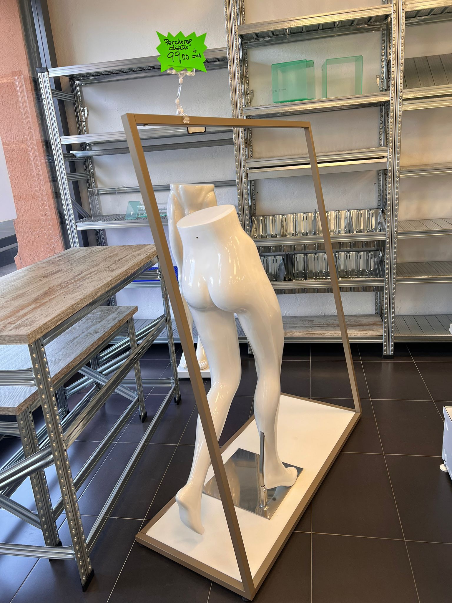 Un perchero está colocado sobre un suelo de baldosas en una tienda.