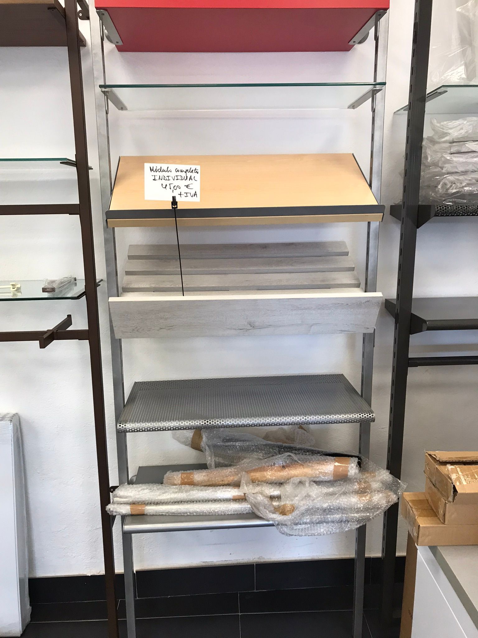Una exposición de mesas y taburetes en el escaparate de una tienda.