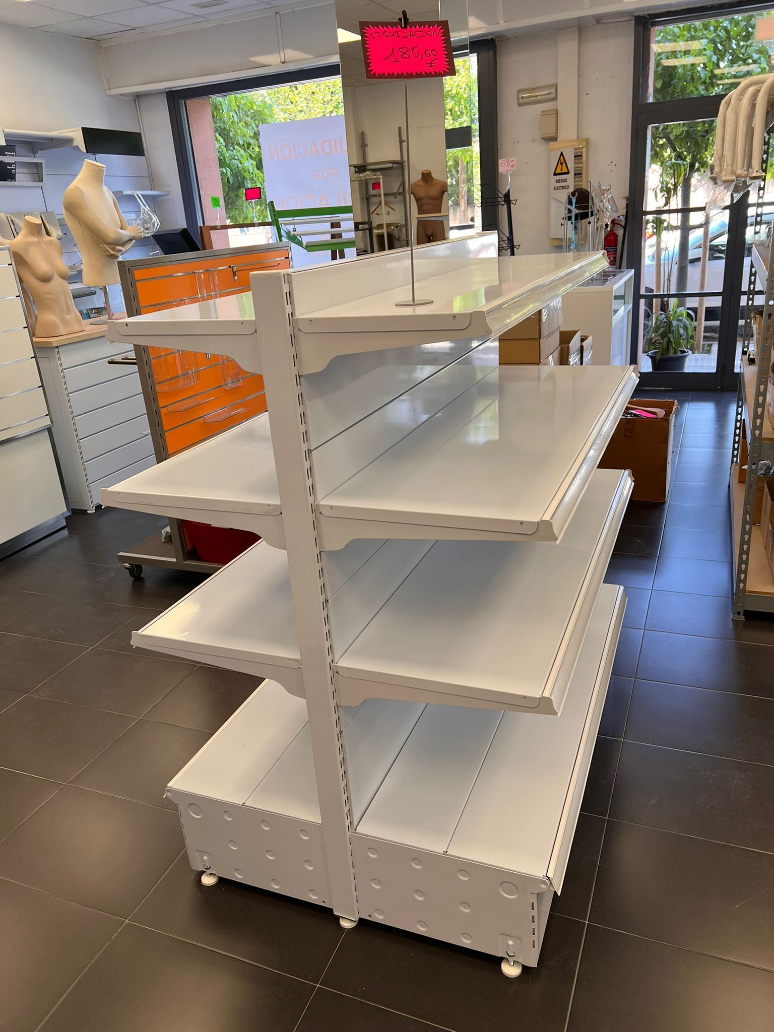 Una vitrina blanca llena de muchos artículos en una tienda.