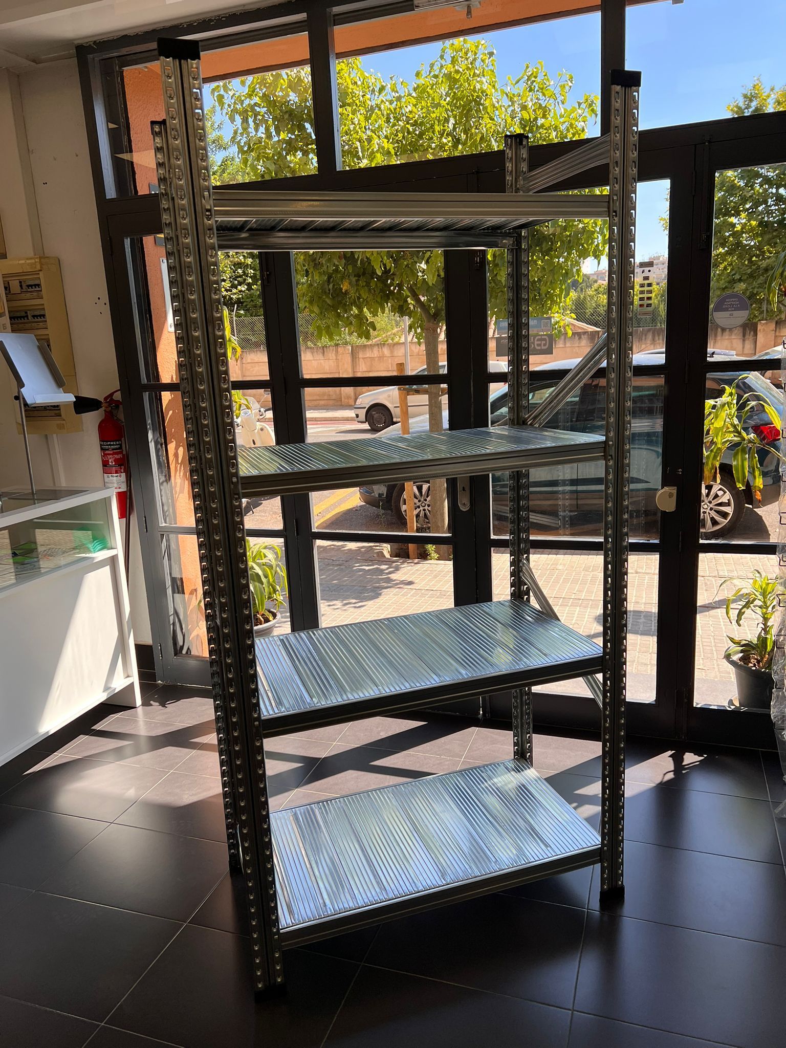 Una vitrina blanca llena de muchos artículos en una tienda.