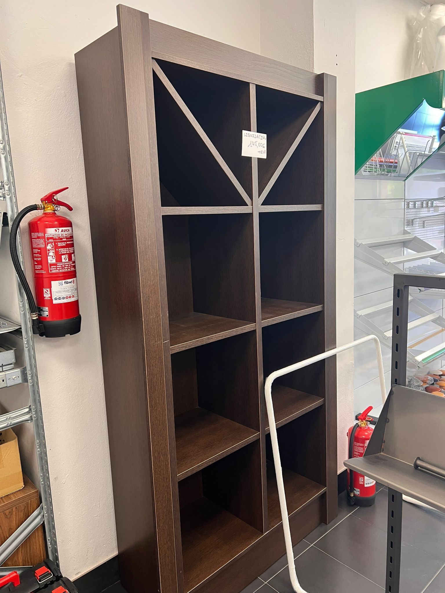 Un mostrador de madera está colocado sobre un suelo de baldosas en una tienda.