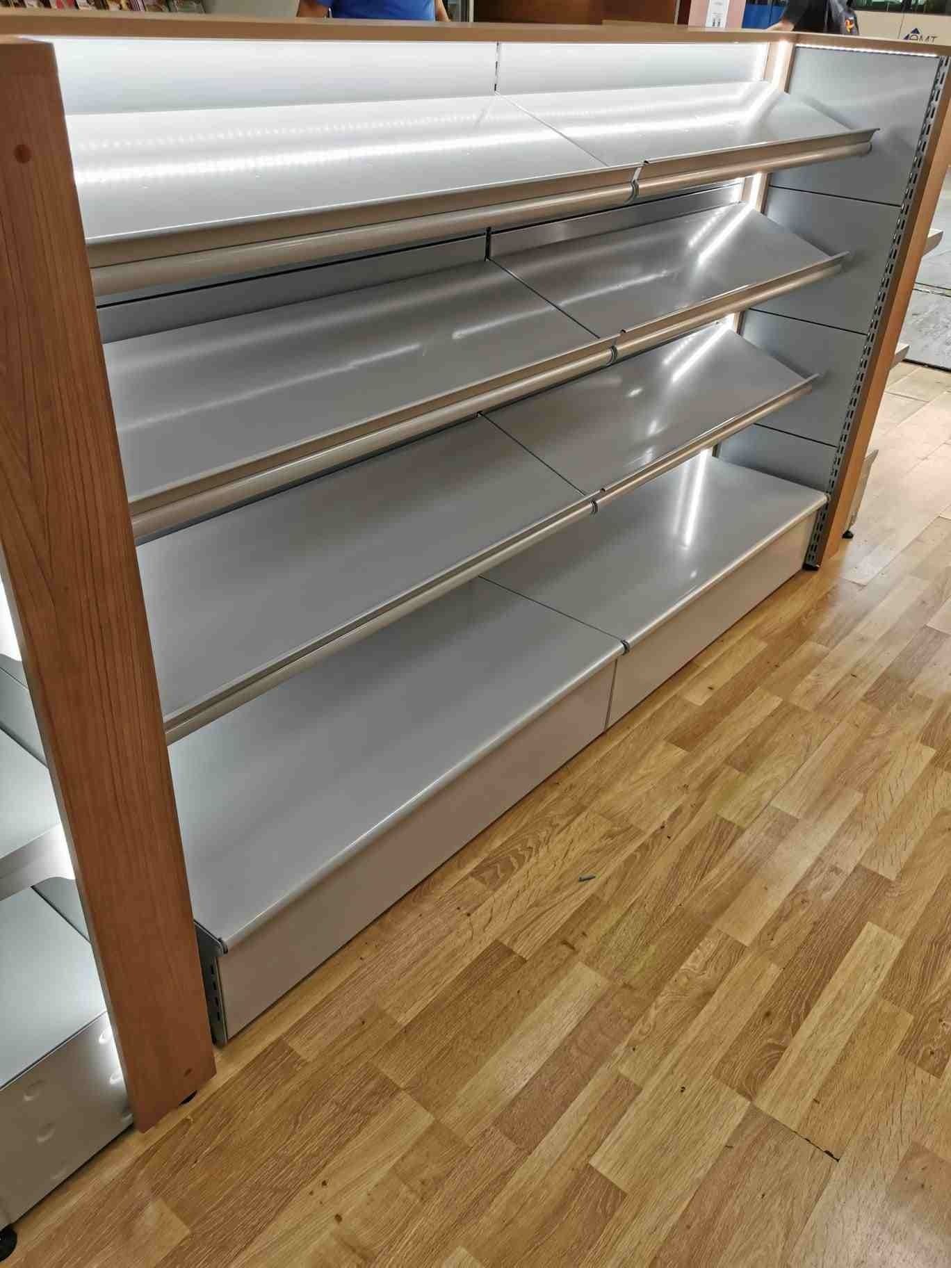 Un escaparate de tienda con estantes vacíos y un mostrador de madera.