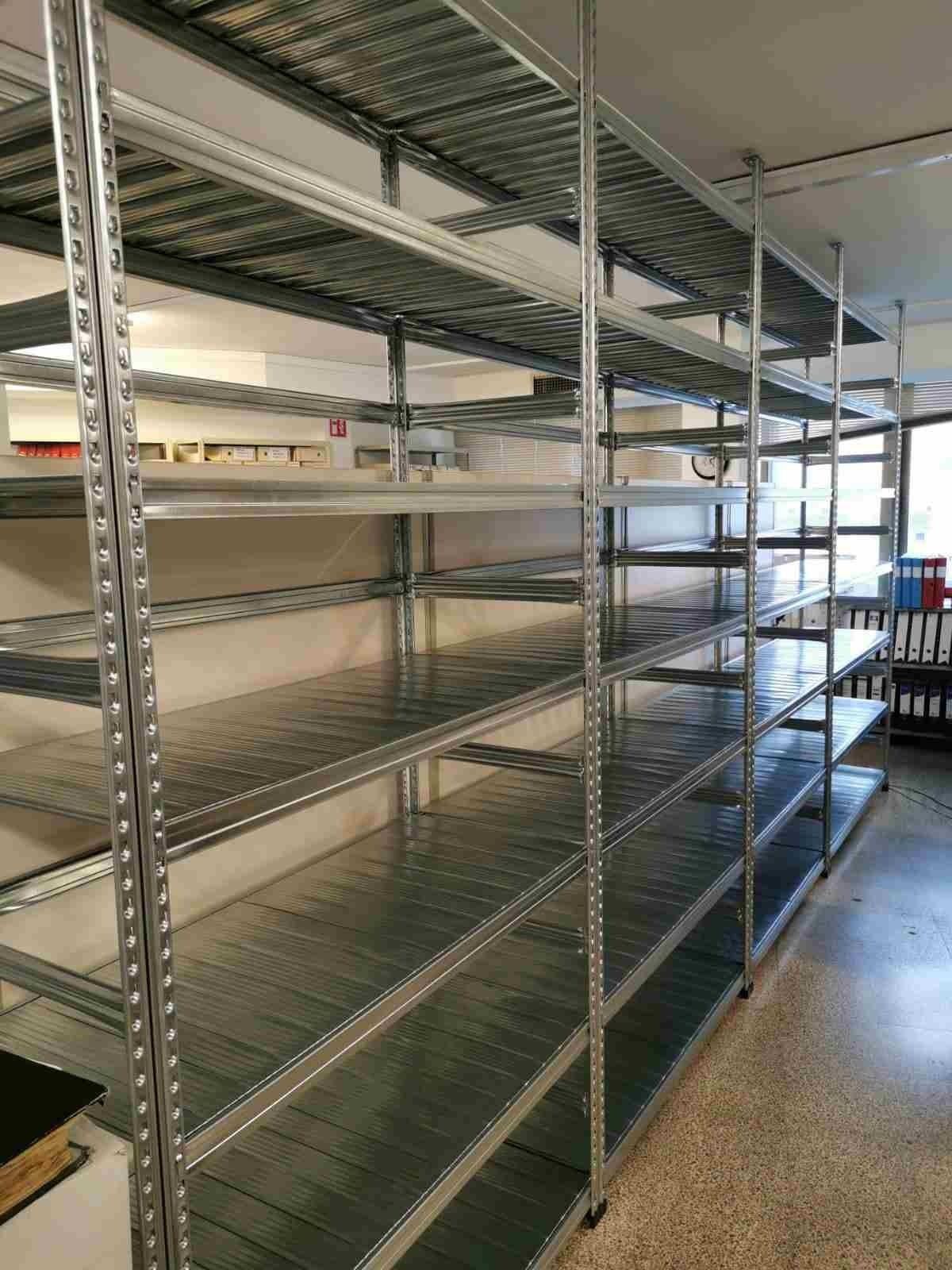 Una fila de estantes de metal vacíos en una habitación.