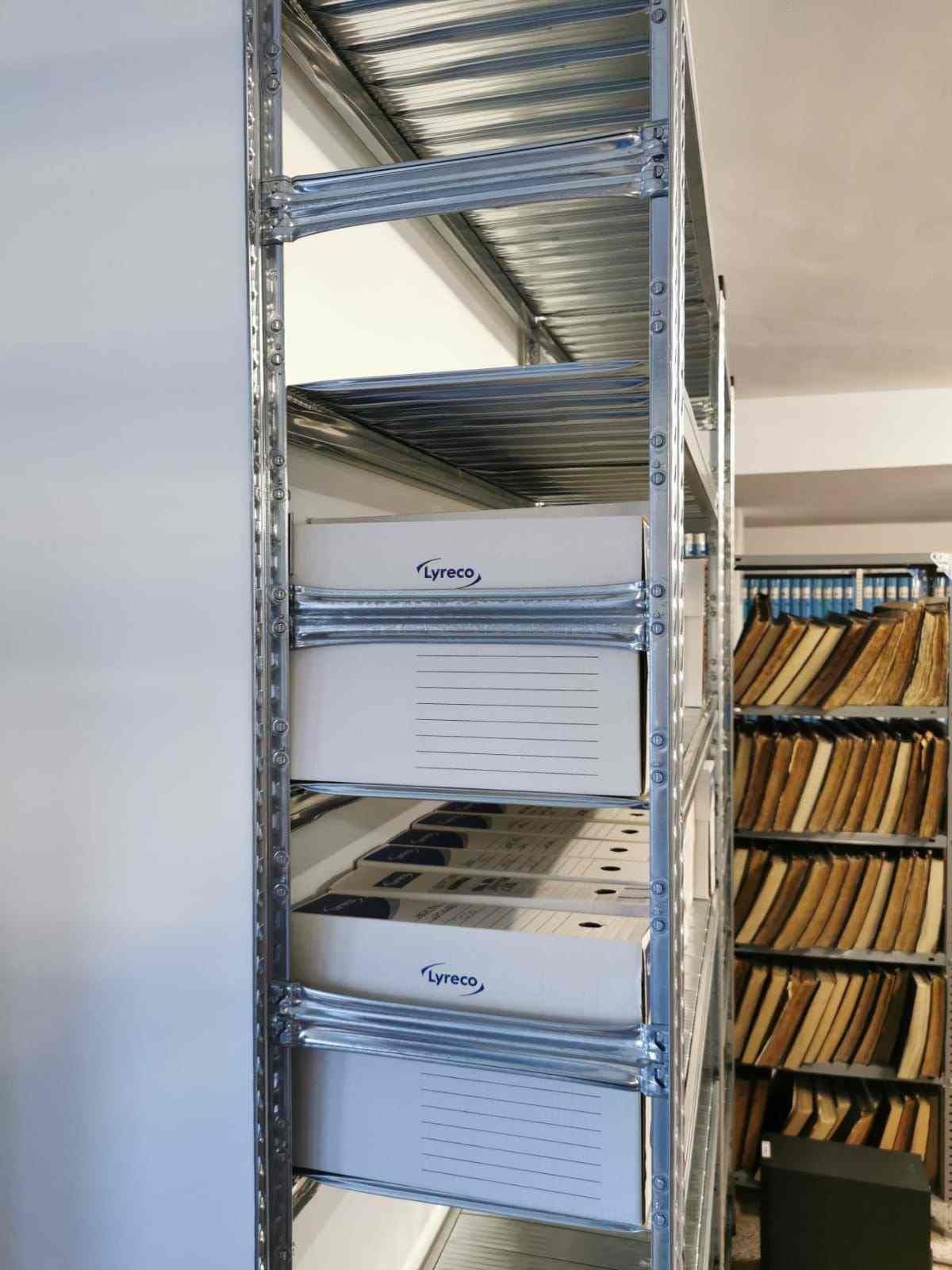 Una fila de estantes llenos de cajas en una habitación.