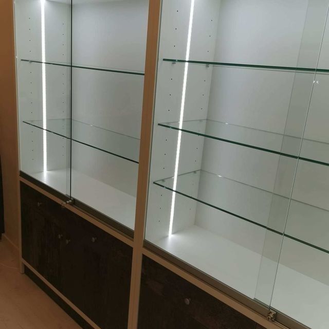 Una vitrina con muchos estantes de cristal