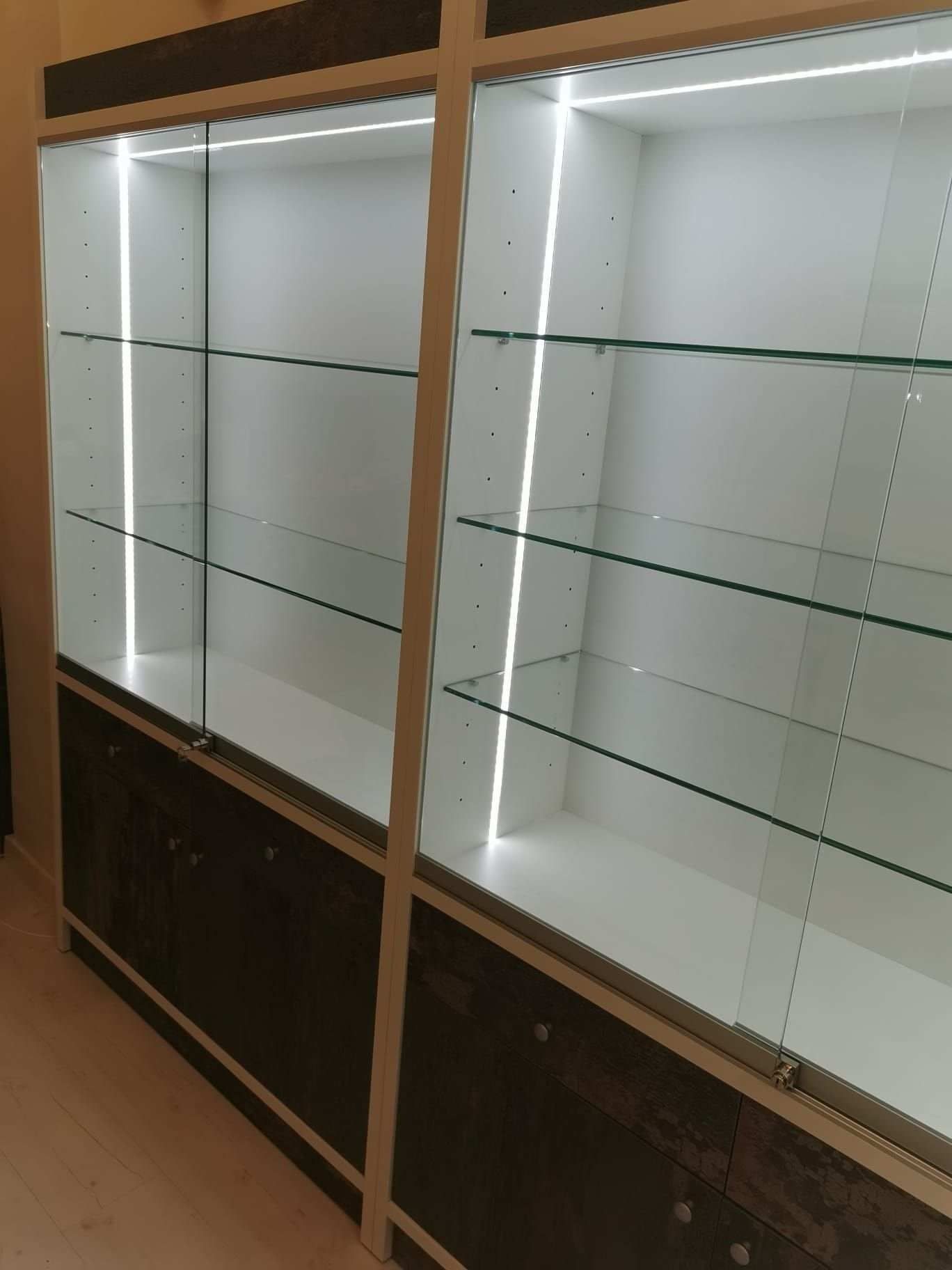 Una vitrina con muchos estantes de cristal