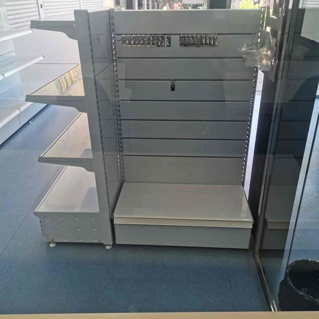 Un estante en una tienda con un cartel que dice 