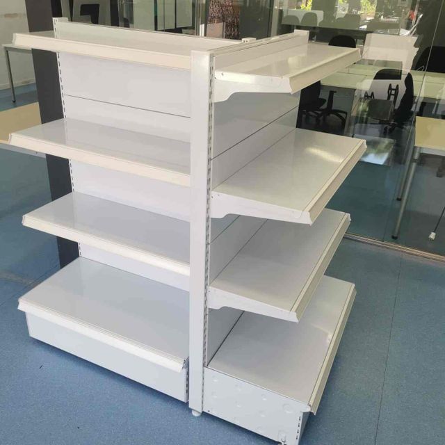 Una estantería blanca está colocada sobre un suelo azul.