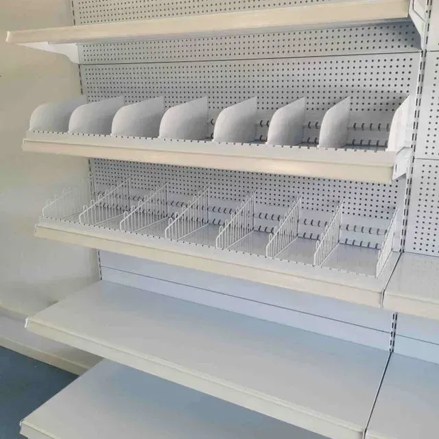 Estantes vacíos en una tienda con separadores.