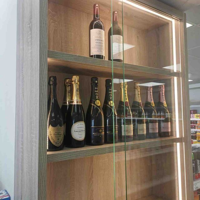 Varias botellas de vino Moët están alineadas en un estante.