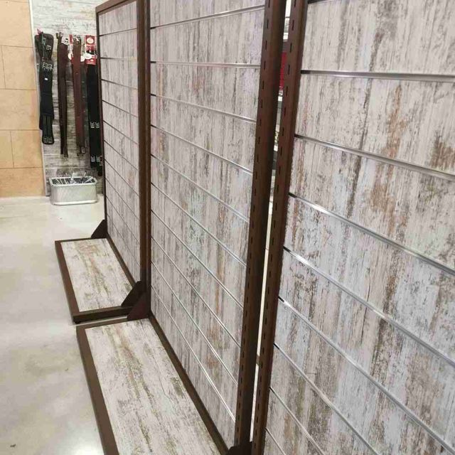 Una fila de divisores de pared de listones en una tienda.