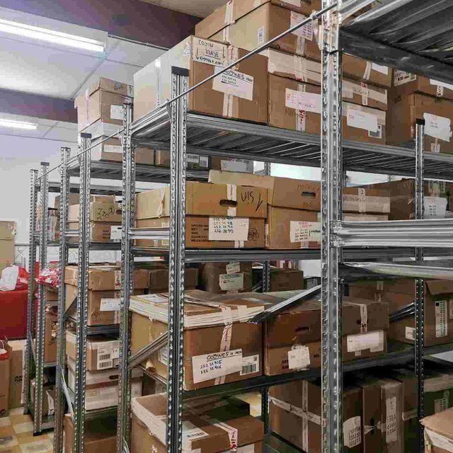 Un almacén lleno de muchas cajas y estantes.