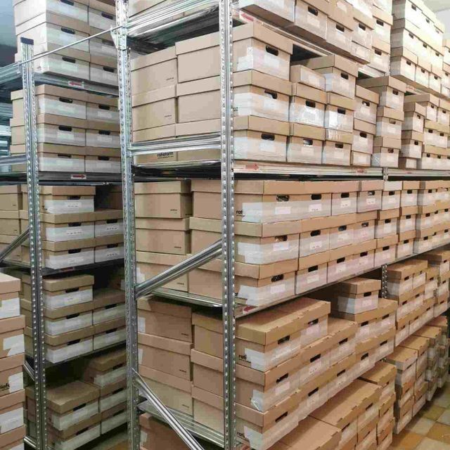 Un almacén lleno de muchas cajas de cartón