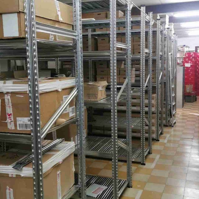 Un almacén lleno de muchas cajas y estantes.