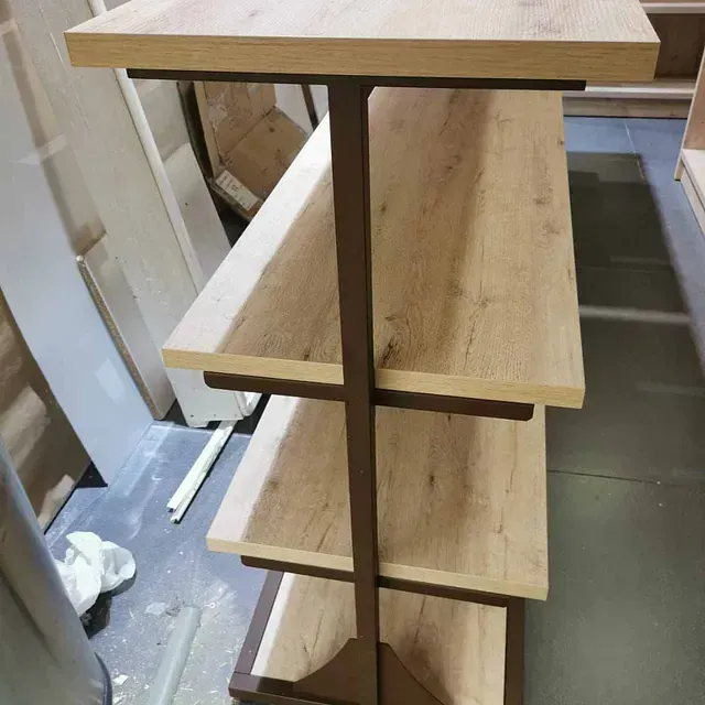 Un estante de madera con cuatro estantes y un marco de metal.