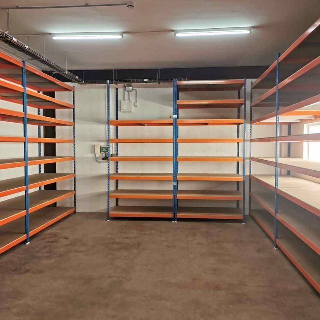 Una habitación con muchos estantes.