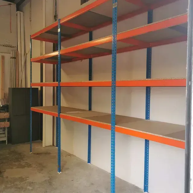 Una fila de estantes naranjas y azules en una habitación.