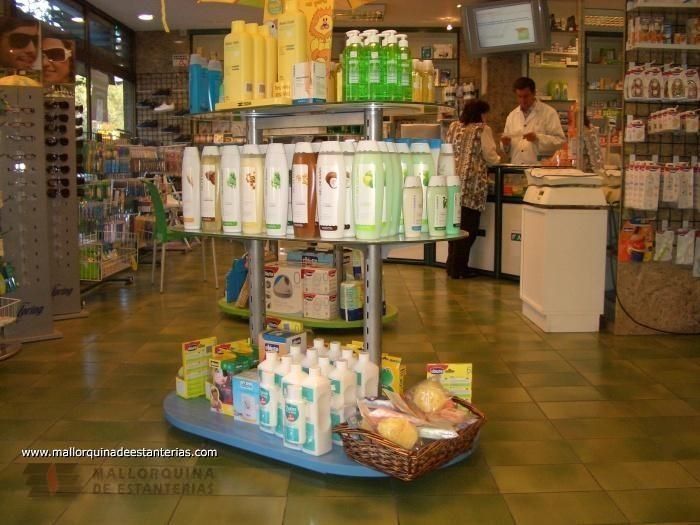 Una farmacia con muchos frascos en exposición.