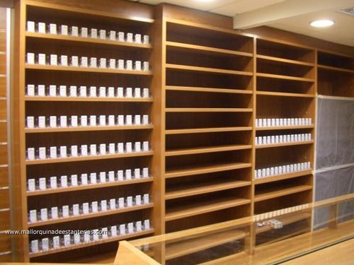 Una fila de estantes de madera con cajas blancas sobre ellos.