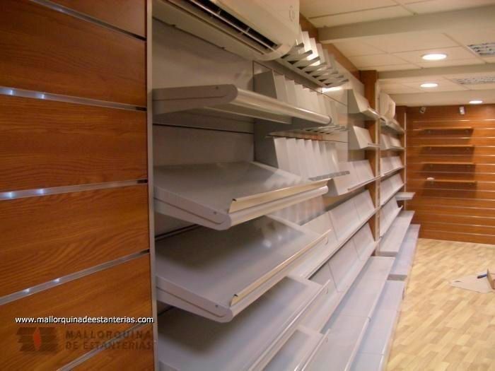 Una fila de estantes en una tienda con un sitio web mostrado en la esquina.