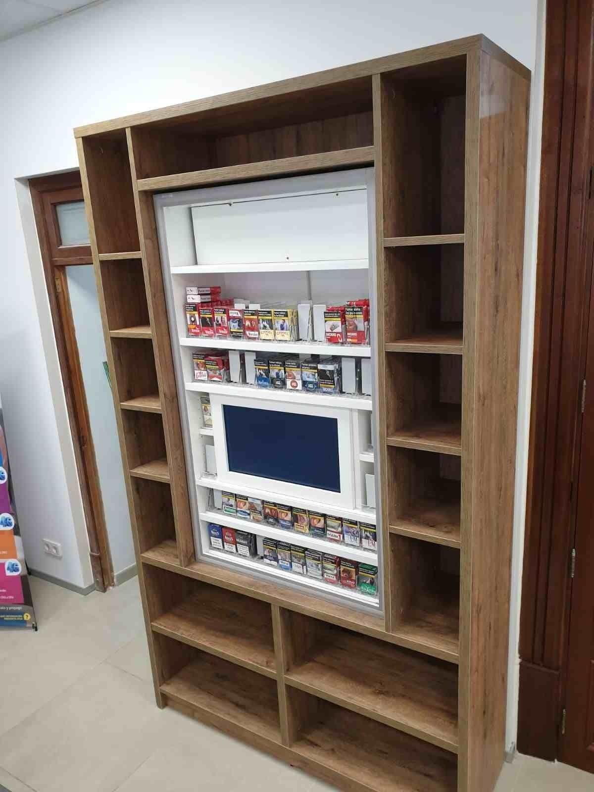 Un gran estante de madera con un televisor dentro.