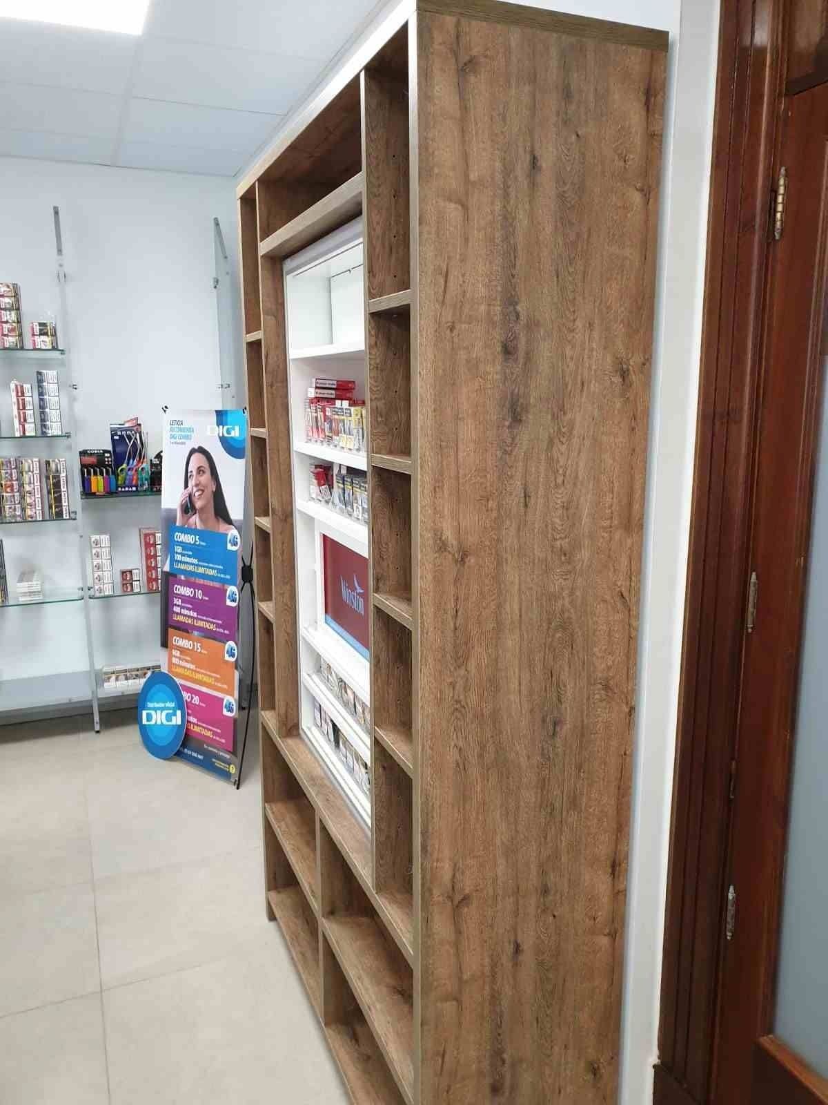 Una habitación con muchos estantes y un cartel en la pared.