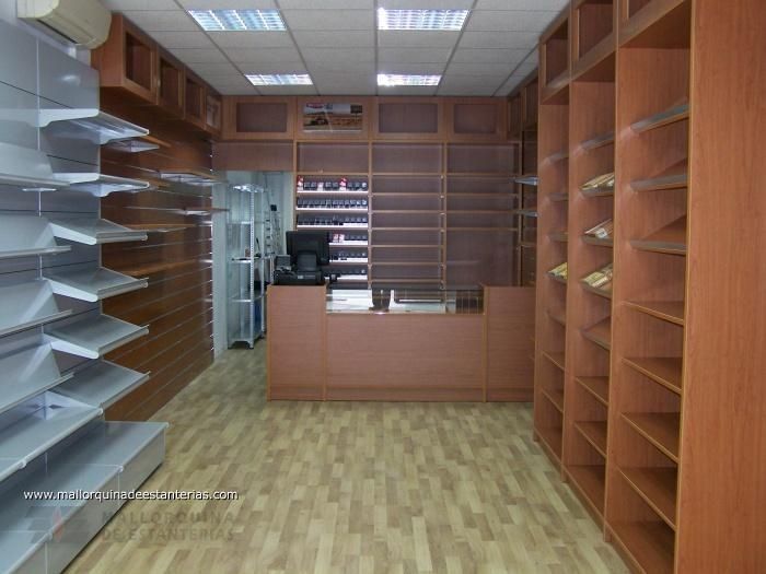 Una tienda con muchos estantes y un mostrador