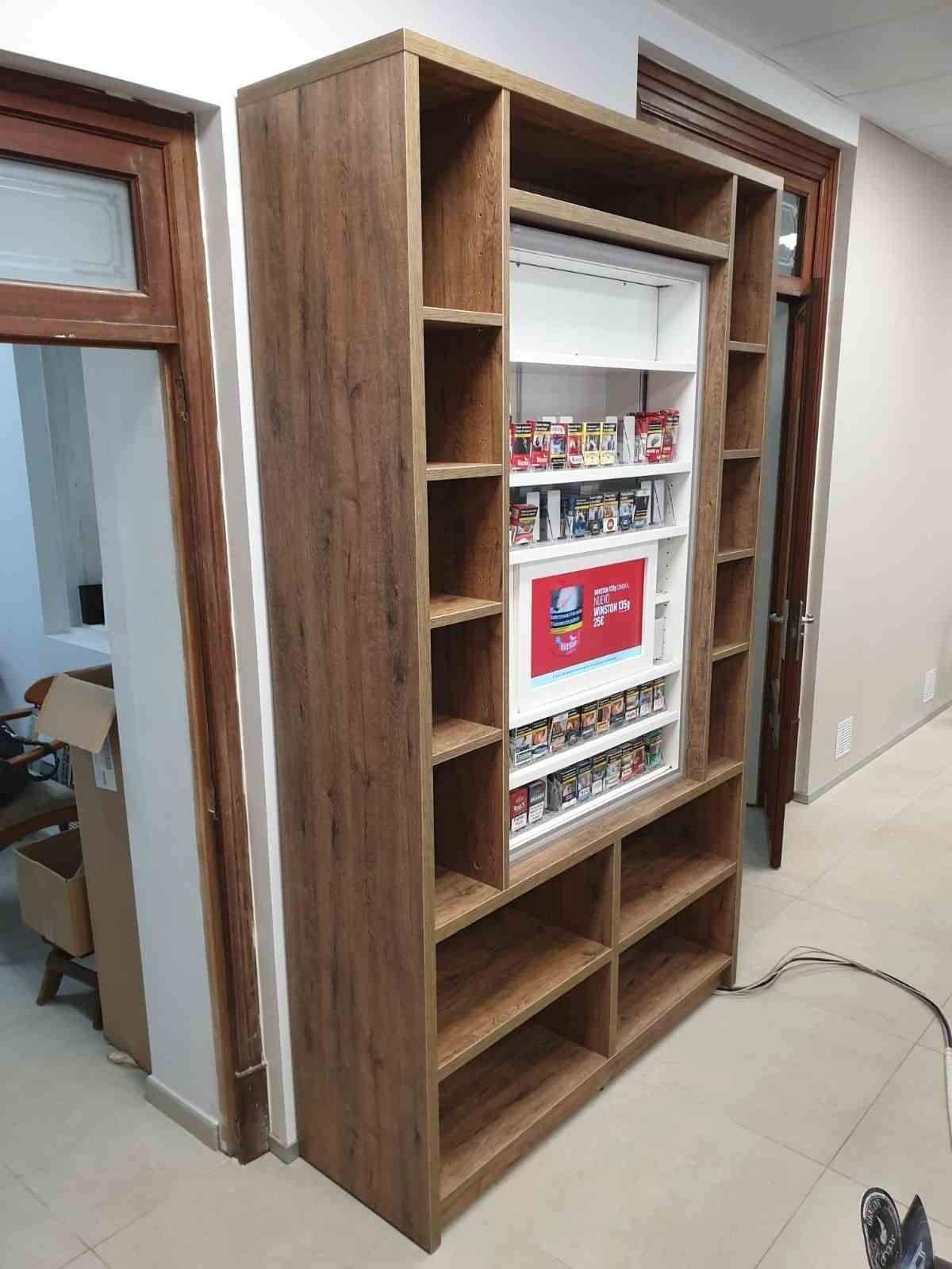Una gran estantería de madera con muchos estantes en una habitación.