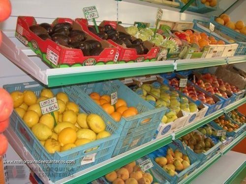 En una tienda de comestibles se exhiben una variedad de frutas y verduras.